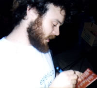 Amarante autografando o Ventura